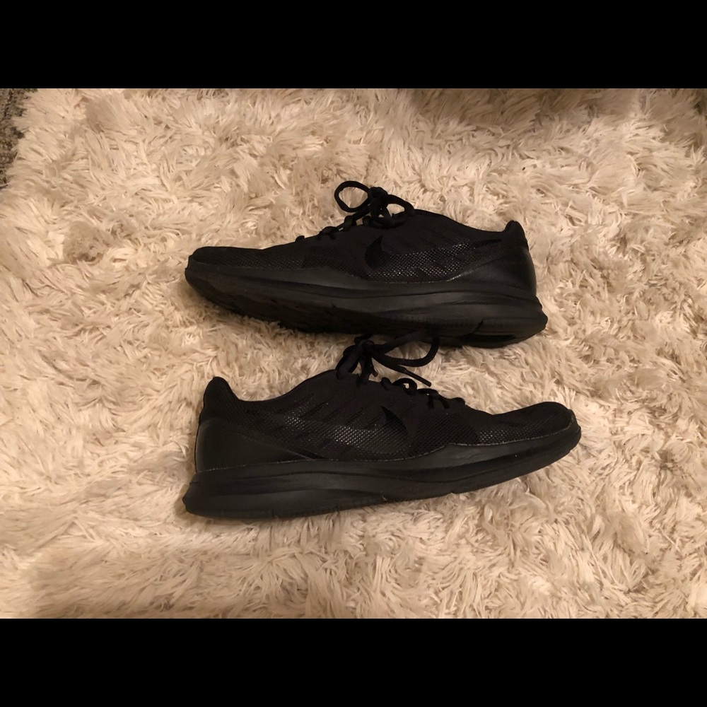 Black nike shoes (training)